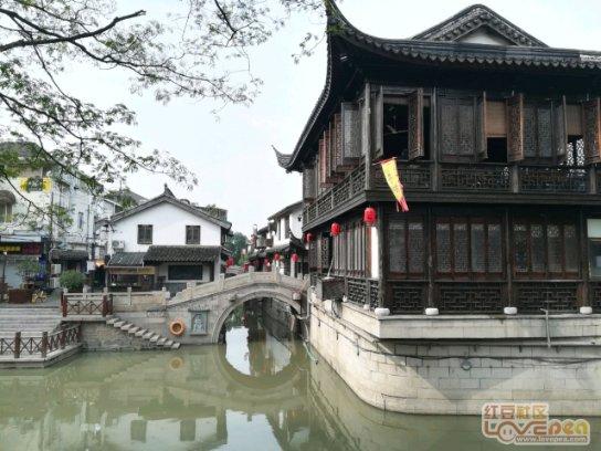 京东和华为联名推出龙年有围全家桶礼盒,带来龙角围巾